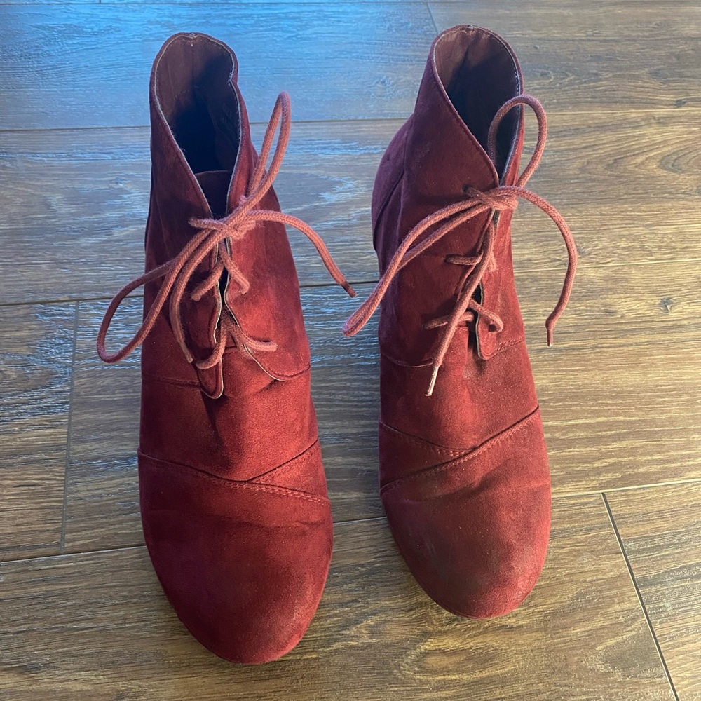 Wet seal booties